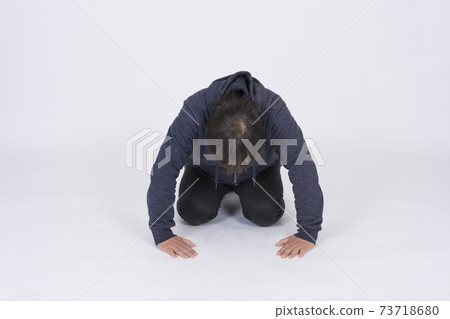 Bankruptcy / Dismissal / Bankruptcy / Despair Middle-aged man 73718680