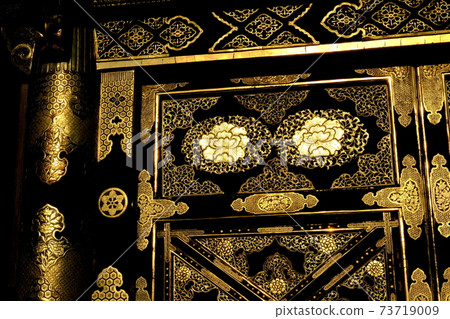 鎌倉縣厚積寺市Karamon的金色裝飾 73719009