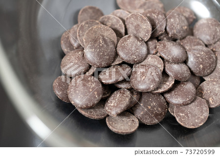 Couverture chocolate tablet [black background] 73720599