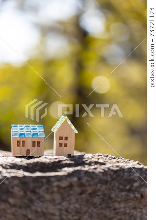 帶馬賽克玻璃屋頂的小房子 帶馬賽克玻璃屋頂的小房子 73721123