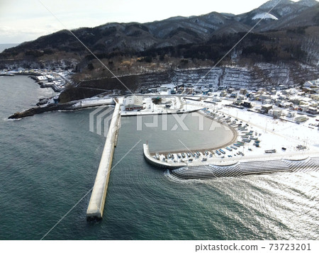 冬季在北海道函館大塚市的Kurowashi角漁港雪景鳥瞰圖 73723201