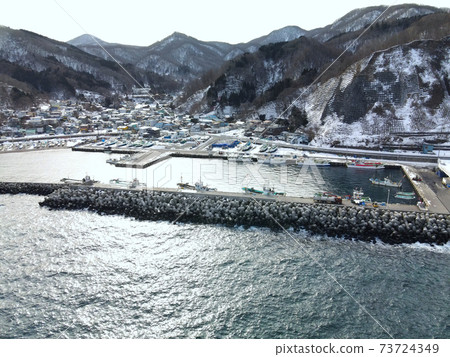 冬季在北海道函館的基納希斯漁港雪景鳥瞰圖 73724349