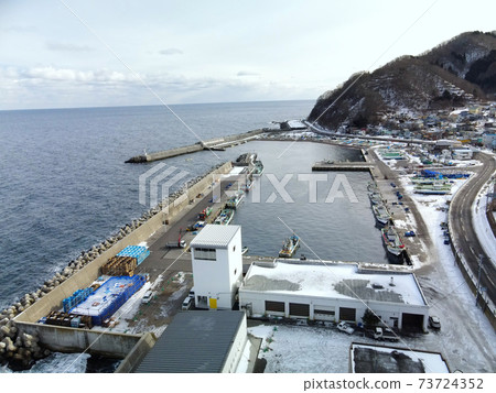冬季在北海道函館的基納希斯漁港雪景鳥瞰圖 73724352