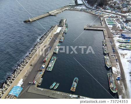 冬季在北海道函館的基納希斯漁港雪景鳥瞰圖 73724353