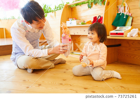 男幼兒園老師和女孩 73725261