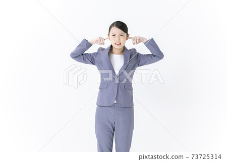 A young woman who closes her ears, a business woman A young woman who closes her ears, a business woman 73725314