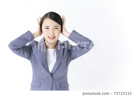 A young woman who closes her ears, a business woman A young woman who closes her ears, a business woman 73725315