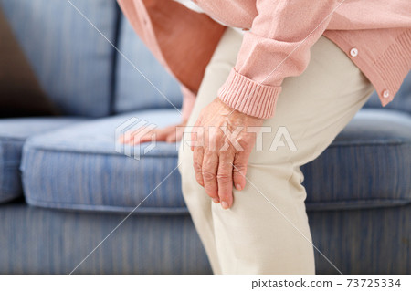 患有膝蓋疼痛的高級婦女 患有膝蓋疼痛的高級婦女 73725334