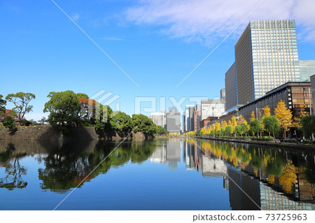 Tokyo cityscape, autumn of Hibiya moat 73725963