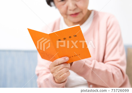 退休金書焦慮的高級女人 73726099