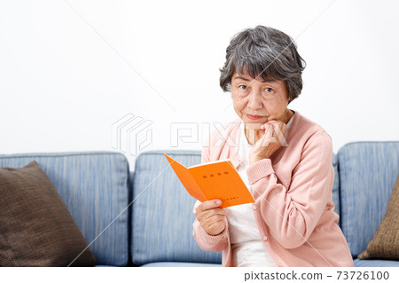 退休金書焦慮的高級女人 73726100