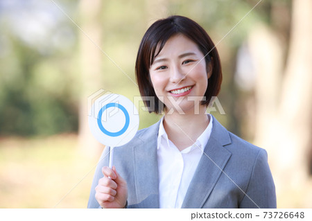 帶〇標籤的女員工 帶〇標籤的女員工 73726648