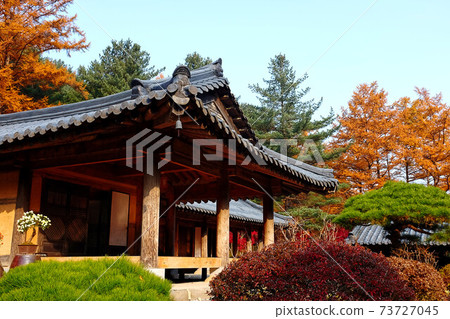 The exterior of a traditional Korean house. 73727045
