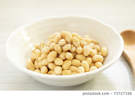 Boiled soybeans and a wooden spoon 73727198