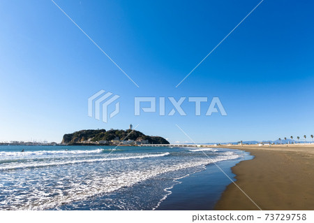 神奈川縣藤澤市江之島在蔚藍的天空和片瀨東濱海灘 73729758