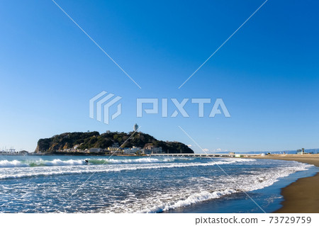神奈川縣藤澤市江之島在蔚藍的天空和片瀨東濱海灘 神奈川縣藤澤市江之島在蔚藍的天空和片瀨東濱海灘 73729759