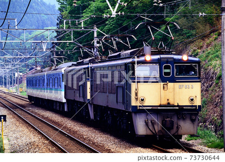1997 EF633 and 115 series ordinary trains going on the old Shin-Etsu main line 1997 EF633 and 115 series ordinary trains going on the old Shin-Etsu main line 73730644
