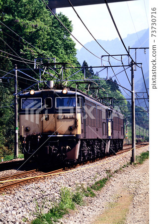 1997 EF63 25 and EF632 going on the old Shin-Etsu main line 1997 EF63 25 and EF632 going on the old Shin-Etsu main line 73730716