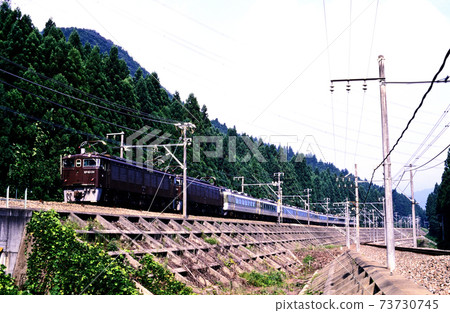 1997 EF63 24 and 189 series L limited express Asama going on the old Shin-Etsu main line 1997 EF63 24 and 189 series L limited express Asama going on the old Shin-Etsu main line 73730745