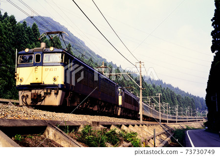 1997 EF63 17 and 189 series L limited express Asama going on the old Shin-Etsu main line 1997 EF63 17 and 189 series L limited express Asama going on the old Shin-Etsu main line 73730749