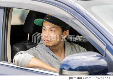男人享受開車 73731334