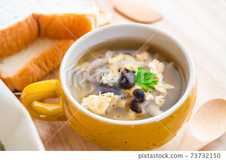 Shimeji和雞蛋清湯 73732150