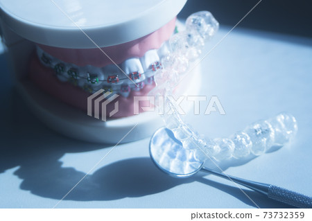 Invisible bracket aligners 73732359