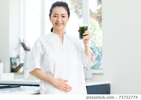 中間女人喝綠汁 73732774