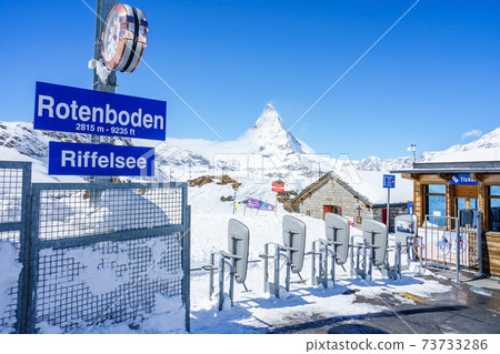 Rotenboden station (2,815 m) is the starting point for a range of top-class alpine activities. In summer, visitors walk direct from here to the Riffelsee lake Rotenboden station (2,815 m) is the starting point for a range of top-class alpine activities. In summer, visitors walk direct from here to the Riffelsee lake 73733286