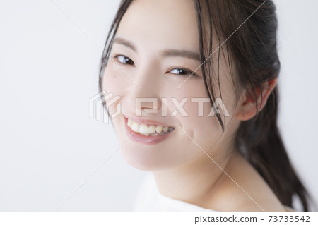 A woman who turns around A woman who turns around 73733542