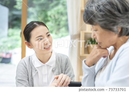 一位年輕的女性保姆與沉悶的用戶交談 一位年輕的女性保姆與沉悶的用戶交談 73733701