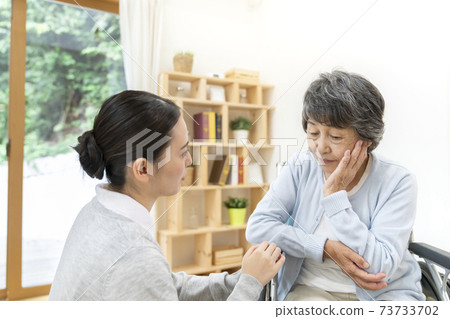 一位年輕的女性保姆與沉悶的用戶交談 一位年輕的女性保姆與沉悶的用戶交談 73733702