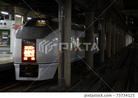 特快燕子赤城在上野站候車 特快燕子赤城在上野站候車 73734125