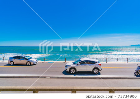 沿著鎌倉和湘南海和海岸行駛的汽車 照片素材 圖片 圖庫