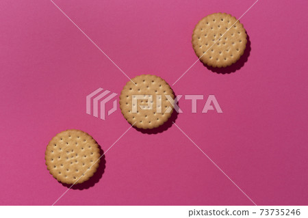 Sweet cookies flat lay pattern on lpink background. 73735246