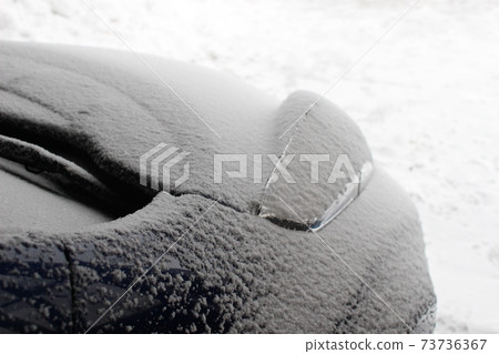 說謊在汽車的雪 說謊在汽車的雪 73736367