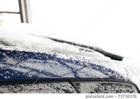 Snow lying on the car 73736376