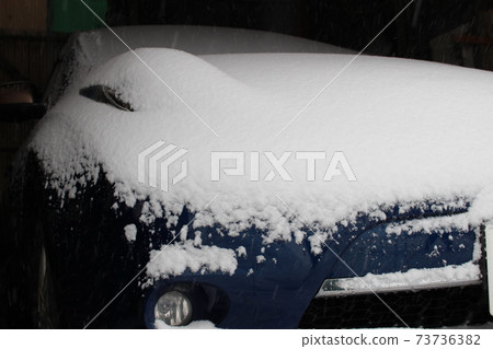 Snow lying on the car Snow lying on the car 73736382