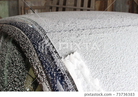 Snow lying on the car 73736383
