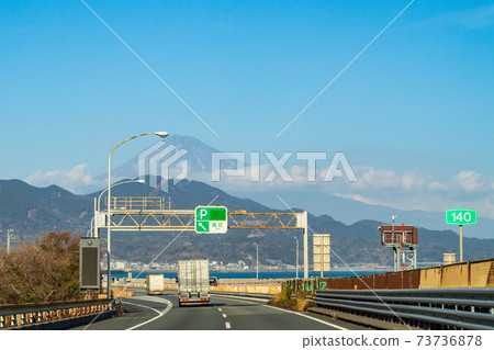 Vehicles running on Japanese transportation, Japanese logistics, and the Tomei Expressway Vehicles running on Japanese transportation, Japanese logistics, and the Tomei Expressway 73736878