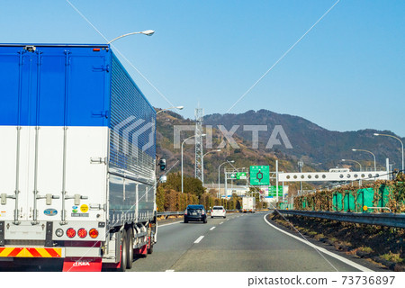Vehicles running on Japanese transportation, Japanese logistics, and the Tomei Expressway Vehicles running on Japanese transportation, Japanese logistics, and the Tomei Expressway 73736897