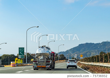 Vehicles running on Japanese transportation, Japanese logistics, and the Tomei Expressway 73736932