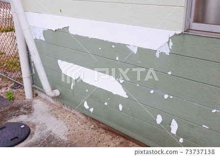 剝落漆膜的住宅牆 73737138