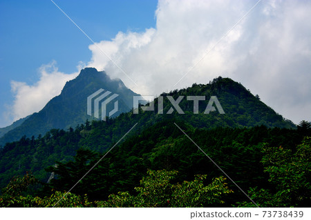 從石zu的天際線和美麗的四國，愛媛縣四國，熊本縣的綠色植物中看到的石口山的男性形象（4） 73738439