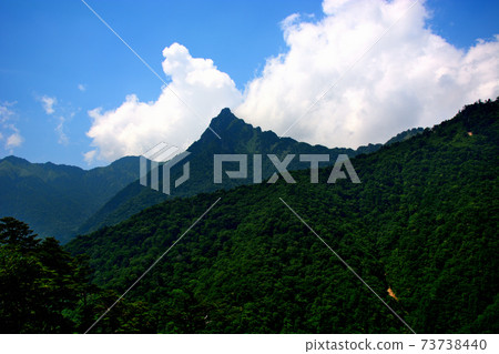 從石zu的天際線和美麗的四國，愛媛縣四國，熊本縣的綠色植物中看到的石口山的男性形象（5） 73738440