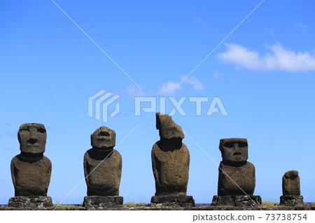 Tahai Moai statue Tahai Moai statue 73738754