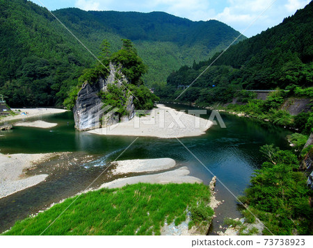 A strange rock at the confluence of the Kuma River and the Omogo River (Niyodo River), Mimidodake, Shikoku, Ehime Prefecture, Kumakogen (1) 73738923
