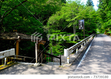 View of the entrance of Nagasawa Falls, a beautiful waterfall that flows down from a heart-shaped hole for fulfilling romance, Shikoku Karst, Kochi Prefecture (1) View of the entrance of Nagasawa Falls, a beautiful waterfall that flows down from a heart-shaped hole for fulfilling romance, Shikoku Karst, Kochi Prefecture (1) 73739180