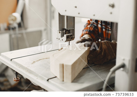Carpenter working with circular saw Carpenter working with circular saw 73739633