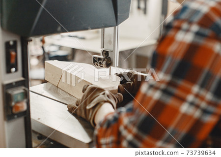 Carpenter working with circular saw 73739634